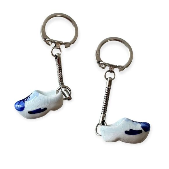 Vintage 90s, A Pair of Delft Miniature Blue Dutch Clog, & a clog key chain. - Picture 8 of 16